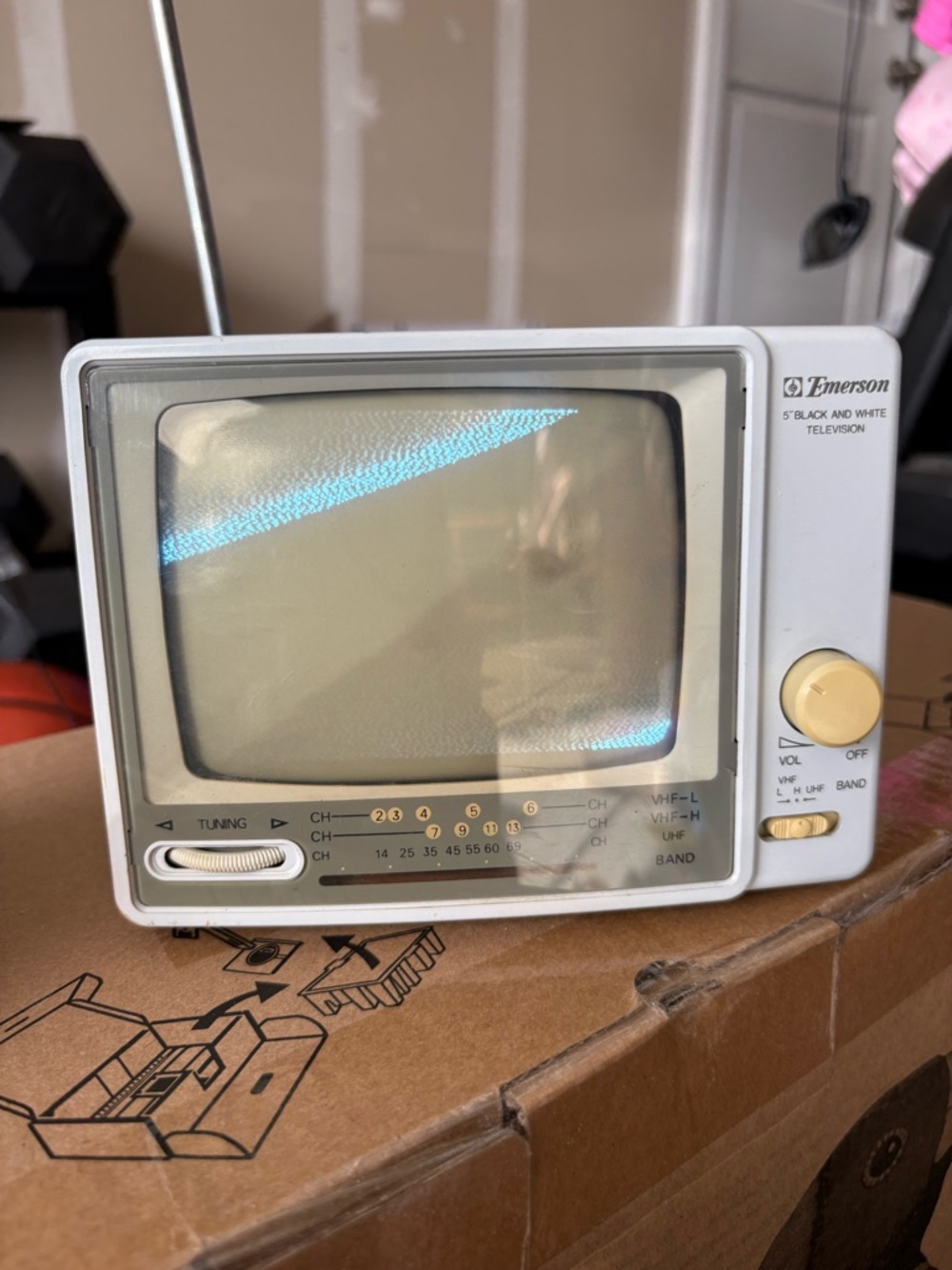 Vintage Emerson 5-inch Black & White Portable Analog Television - Tested works - Picture 5 of 8